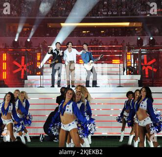 The Jonas Brothers perform during halftime an NFL football game between the  New York Giants and Dallas Cowboys Thursday, Nov. 24, 2022, in Arlington,  Texas. (AP Photo/Ron Jenkins Stock Photo - Alamy