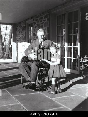 Rare photograph of US President Franklin Roosevelt in a wheelchair, with Ruthie Bie and Fala (1941) Stock Photo