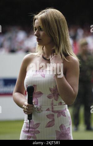 KATHERINE JENKINS, FA CUP FINAL 2004: Katherine Jenkins sings 'Abide With Me' before the FA Cup Final 2004, Manchester United v Millwall, May 22 2004 at Millennium Stadium in Cardiff, Wales, UK. Photograph: ROB WATKINS Stock Photo