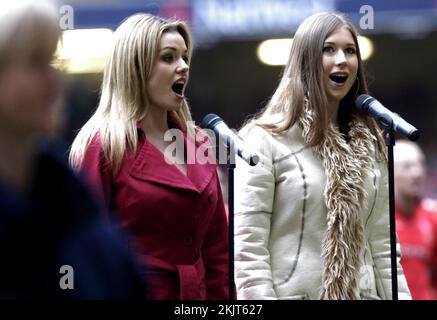 HAYLEY WESTENRA, KATHERINE JENKINS, YOUNG, 2004: Opera stars Hayley Westenra from New Zealand and Katherine Jenkins from Wales at the Millennium Stadium in Cardiff, March 27 2004. Photograph: ROB WATKINS Stock Photo