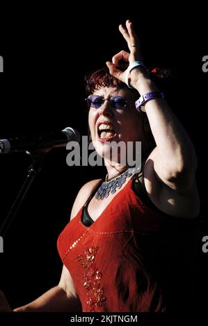 HAZEL O'CONNOR, CONCERT, 2005: Singer and actress Hazel O'Connor and the Subterraneans play at Cardiff Big Weekend Festival on City Museum Lawns, Cardiff, Wales, UK on Sunday 14 August 2005. Photograph: ROB WATKINS.  INFO: Hazel O'Connor, a British singer-songwriter and actress, rose to fame in the 1980s with her distinctive voice and punk-inspired sound. Best known for her role in the film 'Breaking Glass,' O'Connor's music blends rock, new wave, and folk influences, earning her a dedicated following. Stock Photo