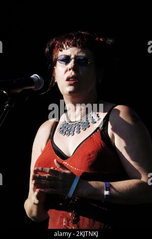 HAZEL O'CONNOR, CONCERT, 2005: Singer and actress Hazel O'Connor and the Subterraneans play at Cardiff Big Weekend Festival on City Museum Lawns, Cardiff, Wales, UK on Sunday 14 August 2005. Photograph: ROB WATKINS.  INFO: Hazel O'Connor, a British singer-songwriter and actress, rose to fame in the 1980s with her distinctive voice and punk-inspired sound. Best known for her role in the film 'Breaking Glass,' O'Connor's music blends rock, new wave, and folk influences, earning her a dedicated following. Stock Photo