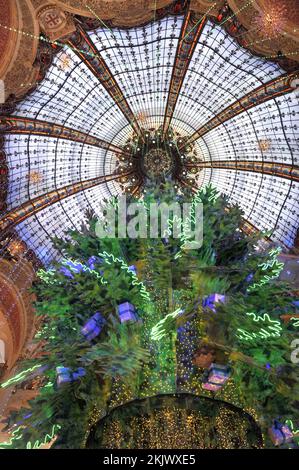 FRANCE. PARIS (75) 9TH DISTRICT. HAUSSMANN BOULEVARD. THE DEPARTMENT STORE LES GALERIES LAFAYETTE BEFORE CHRISTMAS Stock Photo