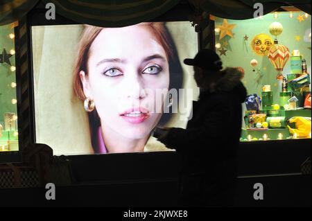 FRANCE. PARIS (75) 9TH DISTRICT. HAUSSMANN BOULEVARD. VIDEO SCREEN IN THE DEPARTMENT STORE LES GALERIES LAFAYETTE BEFORE CHRISTMAS Stock Photo