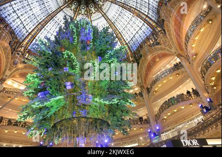 FRANCE. PARIS (75) 9TH DISTRICT. HAUSSMANN BOULEVARD. THE DEPARTMENT STORE LES GALERIES LAFAYETTE BEFORE CHRISTMAS Stock Photo