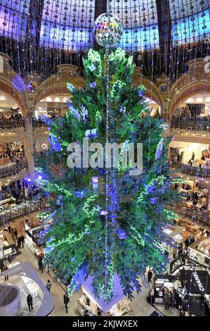 FRANCE. PARIS (75) 9TH DISTRICT. HAUSSMANN BOULEVARD. THE DEPARTMENT STORE LES GALERIES LAFAYETTE BEFORE CHRISTMAS Stock Photo