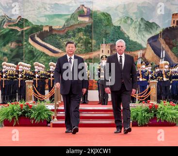 Beijing, China. 25th Nov, 2022. Xi Jinping, general secretary of the Communist Party of China (CPC) Central Committee and Chinese president, holds a ceremony to welcome Miguel Diaz-Canel Bermudez, first secretary of the Central Committee of the Communist Party of Cuba and Cuban president, prior to their talks at the Great Hall of the People in Beijing, capital of China, Nov. 25, 2022. Credit: Ding Lin/Xinhua/Alamy Live News Stock Photo