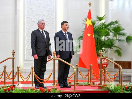 Beijing, China. 25th Nov, 2022. Xi Jinping, general secretary of the Communist Party of China (CPC) Central Committee and Chinese president, holds a ceremony to welcome Miguel Diaz-Canel Bermudez, first secretary of the Central Committee of the Communist Party of Cuba and Cuban president, prior to their talks at the Great Hall of the People in Beijing, capital of China, Nov. 25, 2022. Credit: Rao Aimin/Xinhua/Alamy Live News Stock Photo