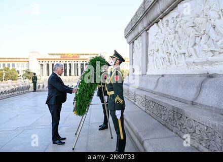 Beijing, China. 25th Nov, 2022. Miguel Diaz-Canel Bermudez, first secretary of the Central Committee of the Communist Party of Cuba and Cuban president, lays a wreath at the Monument to the People's Heroes at Tian'anmen Square in Beijing, capital of China, Nov. 25, 2022. Credit: Shen Hong/Xinhua/Alamy Live News Stock Photo