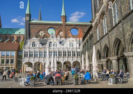 Renaissancelaube, gotische Schildwand (hinten), Langes Haus (rechts