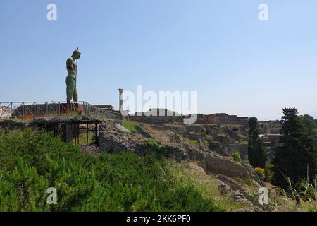 Daedalus statue by Igor Mitoraj overlooking the archeollogical site of the Pompeii ruins, Campania, Italy Stock Photo