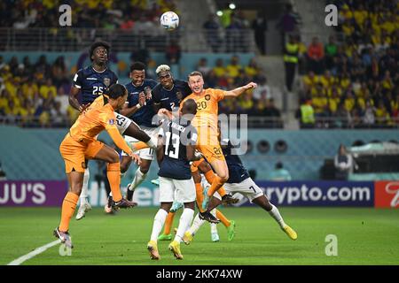 Doha, Qatar. 25th Nov, 2022. Khalifa International Stadium Jogadores da Holanda e do Equador disputam a bola durante partida entre Holanda x Equador, válida pela fase de grupos da Copa do Mundo, realizada no Estádio Internacional Khalifa em Doha, Catar. ((6257)/SPP) Credit: SPP Sport Press Photo. /Alamy Live News Stock Photo