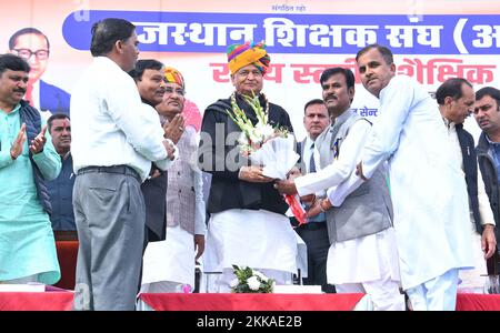 Jaipur, India, November 25, 2022: Rajasthan Chief Minister Ashok Gehlot being welcomed by teachers during state level educational conference of Rajasthan Teachers Association in Jaipur. Credit: Sumit Saraswat/Alamy Live News Stock Photo