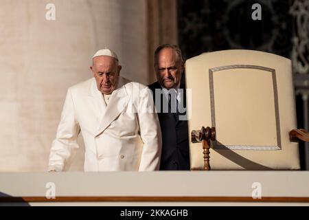 November 23, 2022, Vatican, Vatican: Pope Francis arrives at St. Peter's Square for his traditional Wednesday General Audience. (Credit Image: © Stefano Costantino/SOPA Images via ZUMA Press Wire) Stock Photo