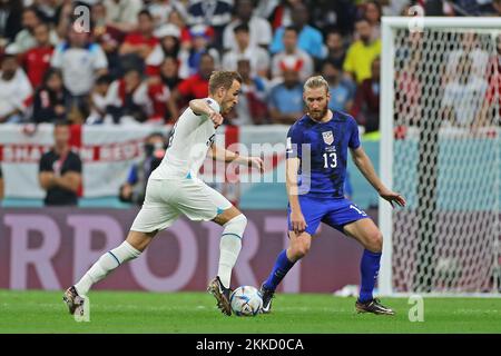 Harry Kane da Inglaterra disputa a bola com jogadores do Panama realizada  neste domingo, 24, no