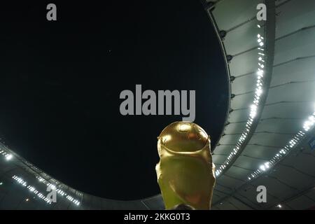 Doha, Qatar. 25th Nov, 2022. DOHA, QATAR - NOVEMBER 25: The replica trophy prior to the FIFA World Cup Qatar 2022 group A match between Netherlands and Ecuador at Khalifa International Stadium on November 25, 2022 in Doha, Qatar. (Photo by Florencia Tan Jun/PxImages) Credit: Px Images/Alamy Live News Stock Photo