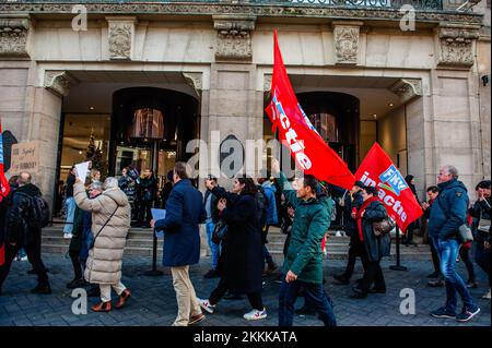 Amsterdam, Netherlands. 25th Nov, 2022. Protesters march with placards and flags in front of the department store during a strike on Black Friday. Employees of the Amsterdam branch of department store chain 'de Bijenkorf' took to the streets on strike during Black Friday. The employees have been on strike since the end of September demanding for appreciation, higher wages and justice. Several hundred of these workers are members of the Netherlands Trade Union Confederation (FNV), which was the one that announced the strike. Credit: SOPA Images Limited/Alamy Live News Stock Photo