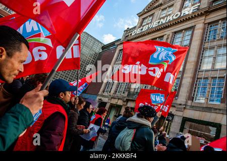 Amsterdam, Netherlands. 25th Nov, 2022. Protesters march in front of the department store with FNV flags during a strike on Black Friday. Employees of the Amsterdam branch of department store chain 'de Bijenkorf' took to the streets on strike during Black Friday. The employees have been on strike since the end of September demanding for appreciation, higher wages and justice. Several hundred of these workers are members of the Netherlands Trade Union Confederation (FNV), which was the one that announced the strike. Credit: SOPA Images Limited/Alamy Live News Stock Photo