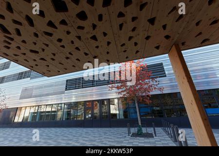 Modern cycle station of the Düsseldorf University of Applied Sciences, HSD, façade made of wood, renewable raw material, Derendorf Campus, Düsseldorf, Stock Photo