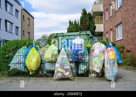 14 January 2021, Brandenburg, Kleinmachnow: A yellow garbage bag hangs from  a tree next to a garden ready for pickup. Photo: Soeren  Stache/dpa-Zentralbild/ZB Stock Photo - Alamy