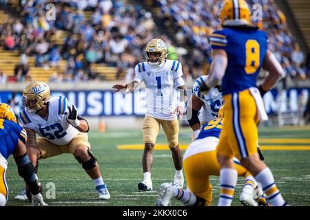 November 25 2022 Berkeley, CA U.S.A. UCLA quarterback Dorian Thompson-Robinson (1)starts the offensive play during NCAA Football game between UCLA Bruins and California Golden Bears. UCLA beat California 35-28 at California Memorial Stadium Berkeley Calif. Thurman James/CSM Stock Photo