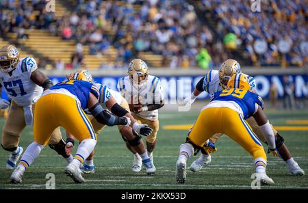 November 25 2022 Berkeley, CA U.S.A. UCLA quarterback Dorian Thompson-Robinson (1) runs a quarterback sneak during NCAA Football game between UCLA Bruins and California Golden Bears. UCLA beat California 35-28 at California Memorial Stadium Berkeley Calif. Thurman James/CSM Stock Photo