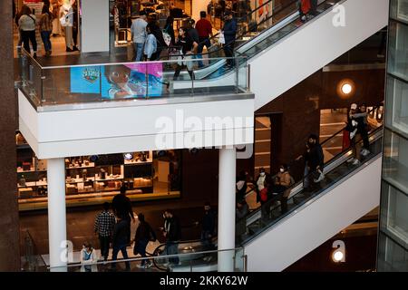 Washington, USA. 26th Nov, 2022. People shop at a shopping mall during Black Friday in Arlington, Virginia, the United States, Nov. 25, 2022. Credit: Ting Shen/Xinhua/Alamy Live News Stock Photo