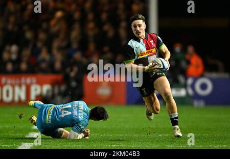 Twickenham, UK. 25th Nov, 2022. Premiership Rugby. Harlequins V Gloucester. The Stoop. Twickenham. Cadan Murley (Harlequins) leaves Louis Rees-Zammit (Gloucester) on the floor as he goes past during the Harlequins V Gloucester Gallagher Premiership rugby match. Credit: Sport In Pictures/Alamy Live News Stock Photo