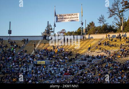 November 25 2022 Berkeley, CA U.S.A. UC Berkeley Protesters hang up unfair labor practice flag during NCAA Football game between UCLA Bruins and California Golden Bears. UCLA beat California 35-28 at California Memorial Stadium Berkeley Calif. Thurman James/CSM Credit: Cal Sport Media/Alamy Live News Stock Photo