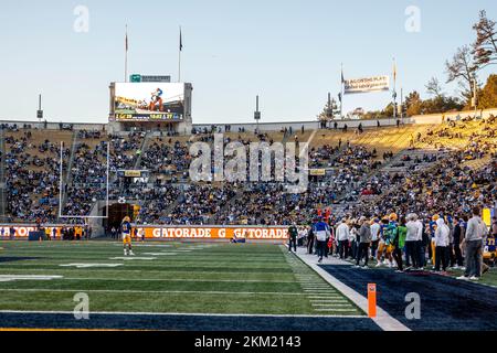 November 25 2022 Berkeley, CA U.S.A. UC Berkeley Protesters hang up unfair labor practice flag during NCAA Football game between UCLA Bruins and California Golden Bears. UCLA beat California 35-28 at California Memorial Stadium Berkeley Calif. Thurman James/CSM Credit: Cal Sport Media/Alamy Live News Stock Photo