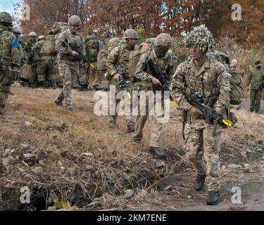 Shinto, Japan. 26th Nov, 2022. Soldiers of British Army 's 1st Royal Horse Artillery Regiment take part in the United Kingdom and Japan joint military exercise 'Vigilant Isles' at Somagahara Maneuver Area in Gunma-Prefecture, Japan on Saturday, November 26, 2022. Photo by Keizo Mori/UPI Credit: UPI/Alamy Live News Stock Photo