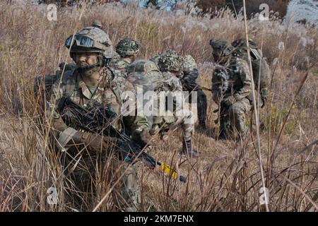 Shinto, Japan. 26th Nov, 2022. Member of Japan Ground Self-Defense Force's 1st Airborne Brigade take part in the United Kingdom and Japan joint military exercise 'Vigilant Isles' at Somagahara Maneuver Area in Gunma-Prefecture, Japan on Saturday, November 26, 2022. Photo by Keizo Mori/UPI Credit: UPI/Alamy Live News Stock Photo