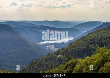 Vosges (Vogesen) Mountains: lake Lac de Longemer in Lorraine (Lothringen), Vosges (Vogesen), France Stock Photo