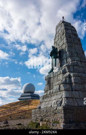 Vosges (Vogesen) Mountains: hiker at mountain Grand Ballon (Großer Belchen), Memorial Diables Bleus Grand Ballon in Alsace (Elsass), Haut-Rhin (Oberel Stock Photo