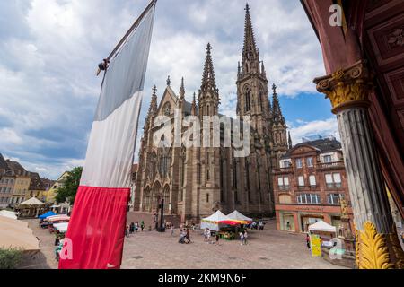 Mulhouse (Mülhausen): protestant church Saint-Étienne, Place de la Reunion, Town Hall (right) in Alsace (Elsass), Haut-Rhin (Oberelsass), France Stock Photo