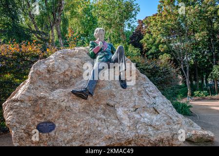 The Oscar Wilde Memorial Sculpture in Merrion Square Park, commemorating the famous Irish poet and playwright, designed and made by Danny Osborne. Stock Photo