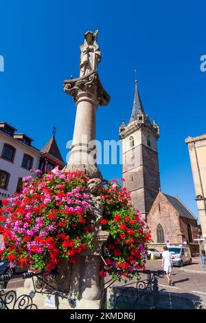 Obernai (Oberehnheim): Market Square and tower Kappelturm in Alsace (Elsass), Bas-Rhin (Unterelsass), France Stock Photo