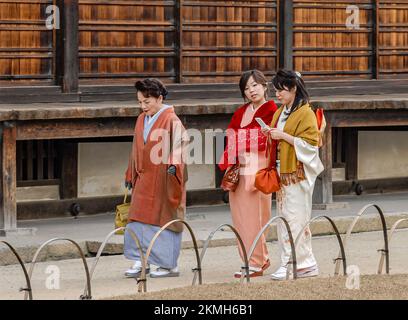 3 Japanese Ladies wearing in Kimonos at the Heian Jingu Shrine in Kyoto, Japan Stock Photo