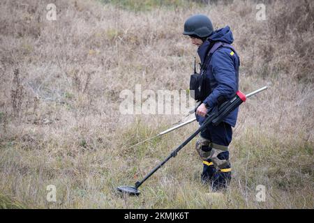 Kherson, Ukraine. 16th Nov, 2022. A Ukrainian sapper clears mines at the site of recent fighting between the Russian and Ukrainian armies on the outskirts of Kherson. (Photo by Oleksii Chumachenko/SOPA Image/Sipa USA) Credit: Sipa USA/Alamy Live News Stock Photo