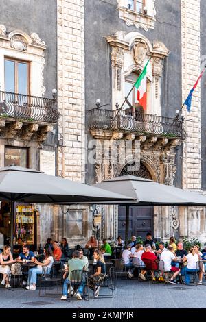 People Sitting At An Outdoor Cafe/Restaurant In The Piazza Del Duomo, Catania, Sicily, Italy. Stock Photo