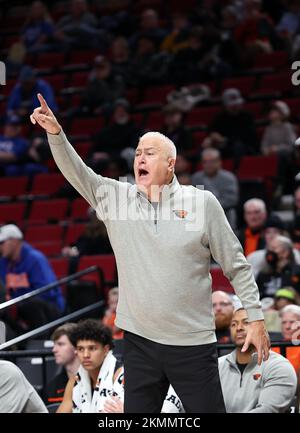 Oregon State head coach Wayne Tinkle calls to players during the second ...