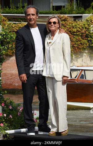 (KIKA) - VENEZIA - La classe non Ã¨ acqua e lo dimostra anche questa volta Isabelle Huppert. La splendida attrice francese (69 anni ma chi lo direbbe?) Ã¨ arrivata in darsena indossando pantaloni scuri a sigaretta e una giacca bianca, ai piedi sandali dal tacco alto.Â LEGGI ANCHE:Â Â Venezia, alla serata da favola si va... in taxi acqueo!PiÃ¹ grintose il direttore d'orchestra Beatrice Venezi in abito lungoÂ optical bianco e nero e spacco vertiginoso e Melissa Satta in look maschile.Â  Super casual Fiammetta Cicogna cosÃ¬Â come Daniel McVicar.[galleria]GUARDA LO SPECIALE VENEZIA 79In darsena an Stock Photo