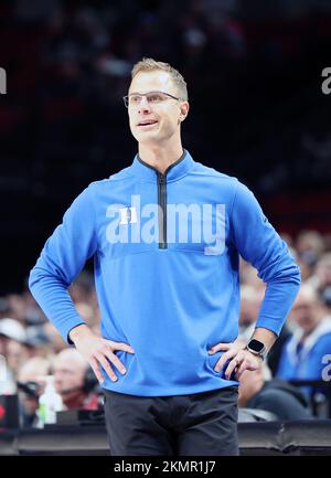 November 25, 2022: Duke head coach Jon Scheyer watches his team during the PK85 NCAA basketball game between the Duke Blue Devils and the Xavier Musketeers at the Moda Center, Portland, OR. Larry C. Lawson/CSM (Cal Sport Media via AP Images) Stock Photo