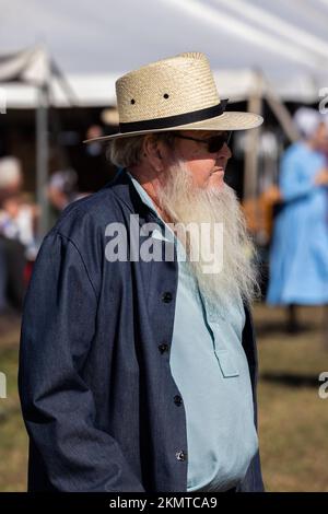 Older Amish man in sunglasses with straw hat in Casson Corner near Dover, Kent County, Delaware Stock Photo