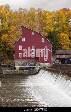 Red Mill on the South Branch Raritan River, Clinton, New Jersey Stock Photo