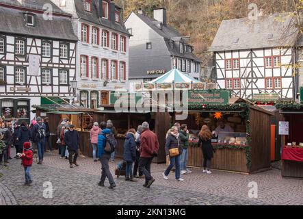 Monschau November 2022: The Monschau Christmas market traditionally opens on the first to fourth weekends in Advent, from November 25 to December 18, Stock Photo