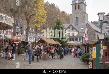 Monschau November 2022: The Monschau Christmas market traditionally opens on the first to fourth weekends in Advent, from November 25 to December 18, Stock Photo