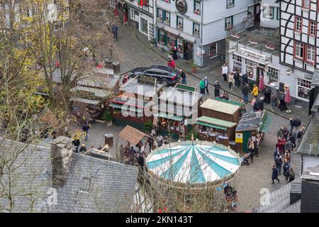 Monschau November 2022: The Monschau Christmas market traditionally opens on the first to fourth weekends in Advent, from November 25 to December 18, Stock Photo