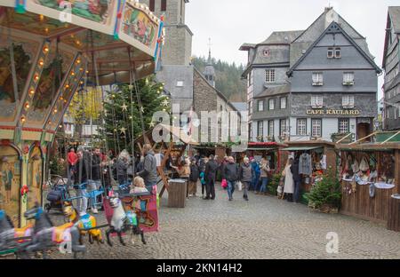 Monschau November 2022: The Monschau Christmas market traditionally opens on the first to fourth weekends in Advent, from November 25 to December 18, Stock Photo