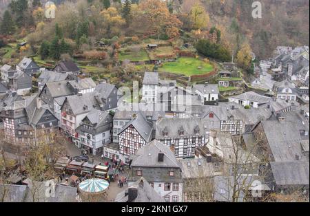 Monschau November 2022: The Monschau Christmas market traditionally opens on the first to fourth weekends in Advent, from November 25 to December 18, Stock Photo